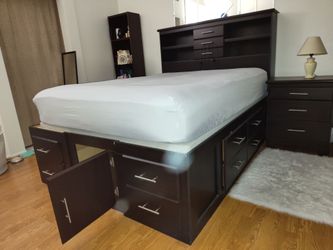 Queen bed with 2 night stand without the mattress