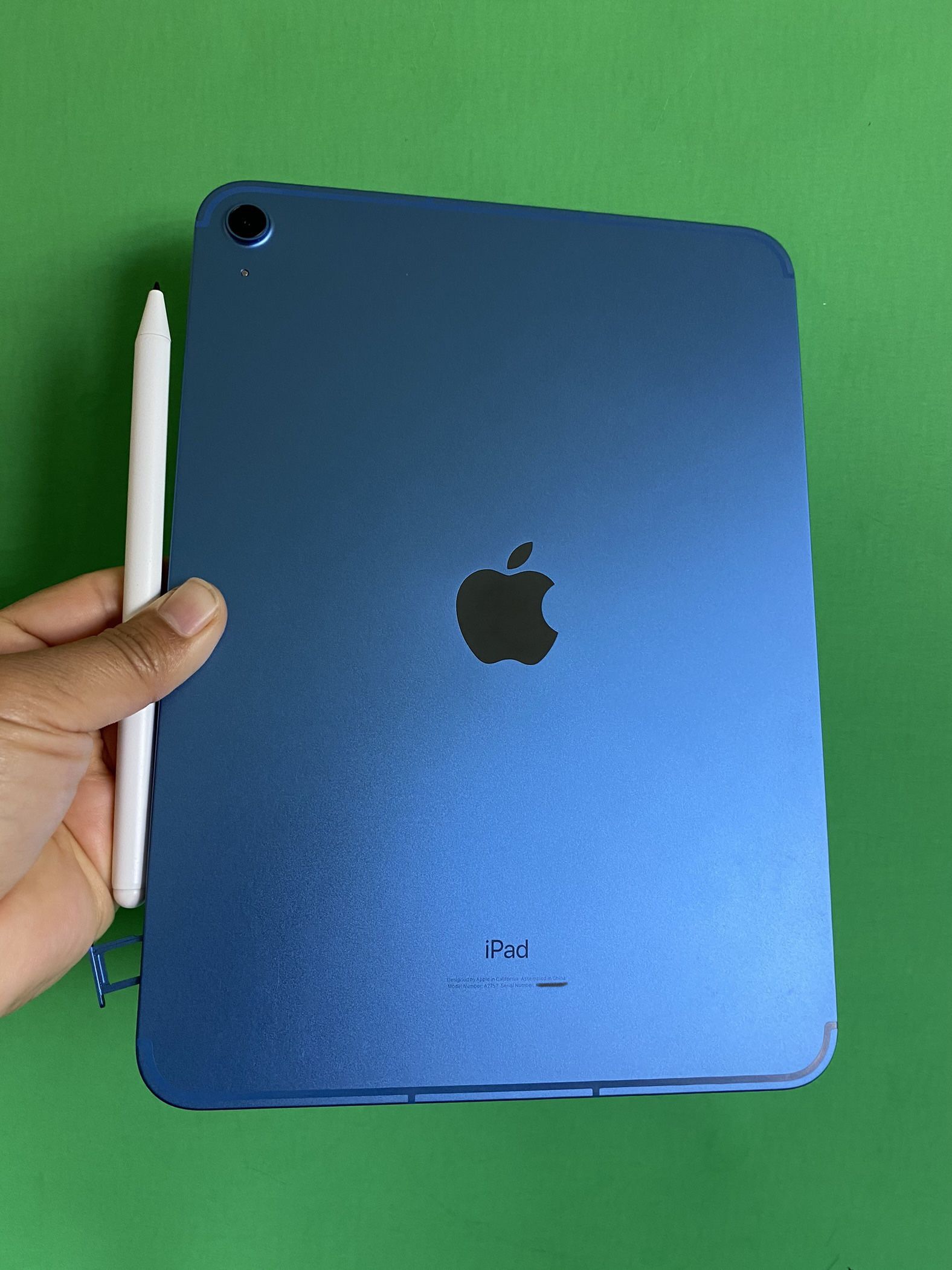 Apple IPad 10th Generation (10.9” Liquid Retina / Latest 2022) 64GB Wifi + Cellular (5G Unlocked) with pen keyboard & Accessories (warranty 11/ 2023)