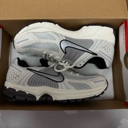 Nike women size 8 new