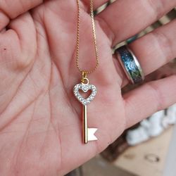 Womens beautiful heart key necklace brand new