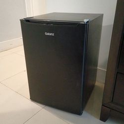 Mini refrigerator 