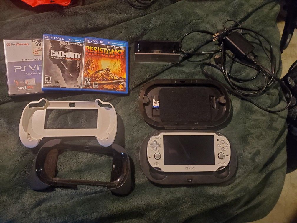 White PS Vita OLED Wi Fi 16GB BUNDLE PCH 1001