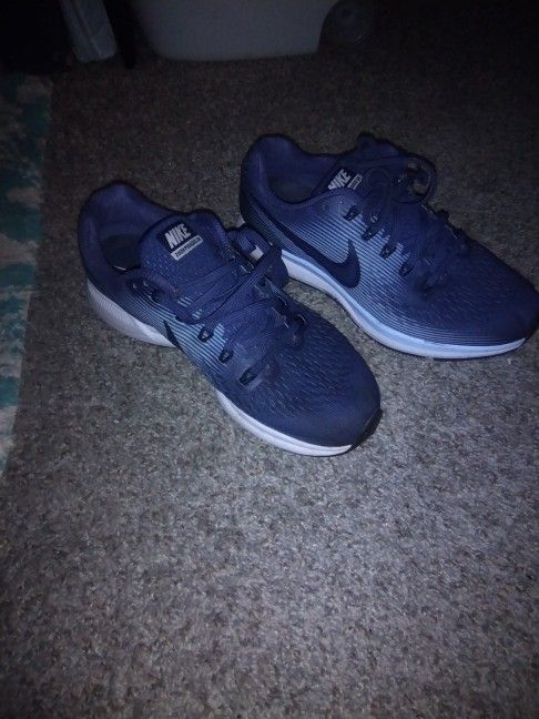 Size Eight Womens Nike Shoes