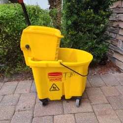 Rubbermaid Commercial Mop Bucket With Ringer And Mop for Sale in Medina, OH  - OfferUp