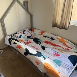 Twin toddler floor bed