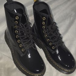 Dr. Martens Womens Boots Size 6
