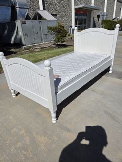 Beautiful Twin Size Bed With Mattress