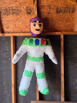 Buzz lightyear piñata