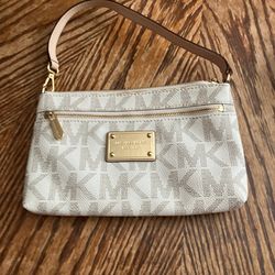 Brand New Michael Kors Medium Size Wristlet