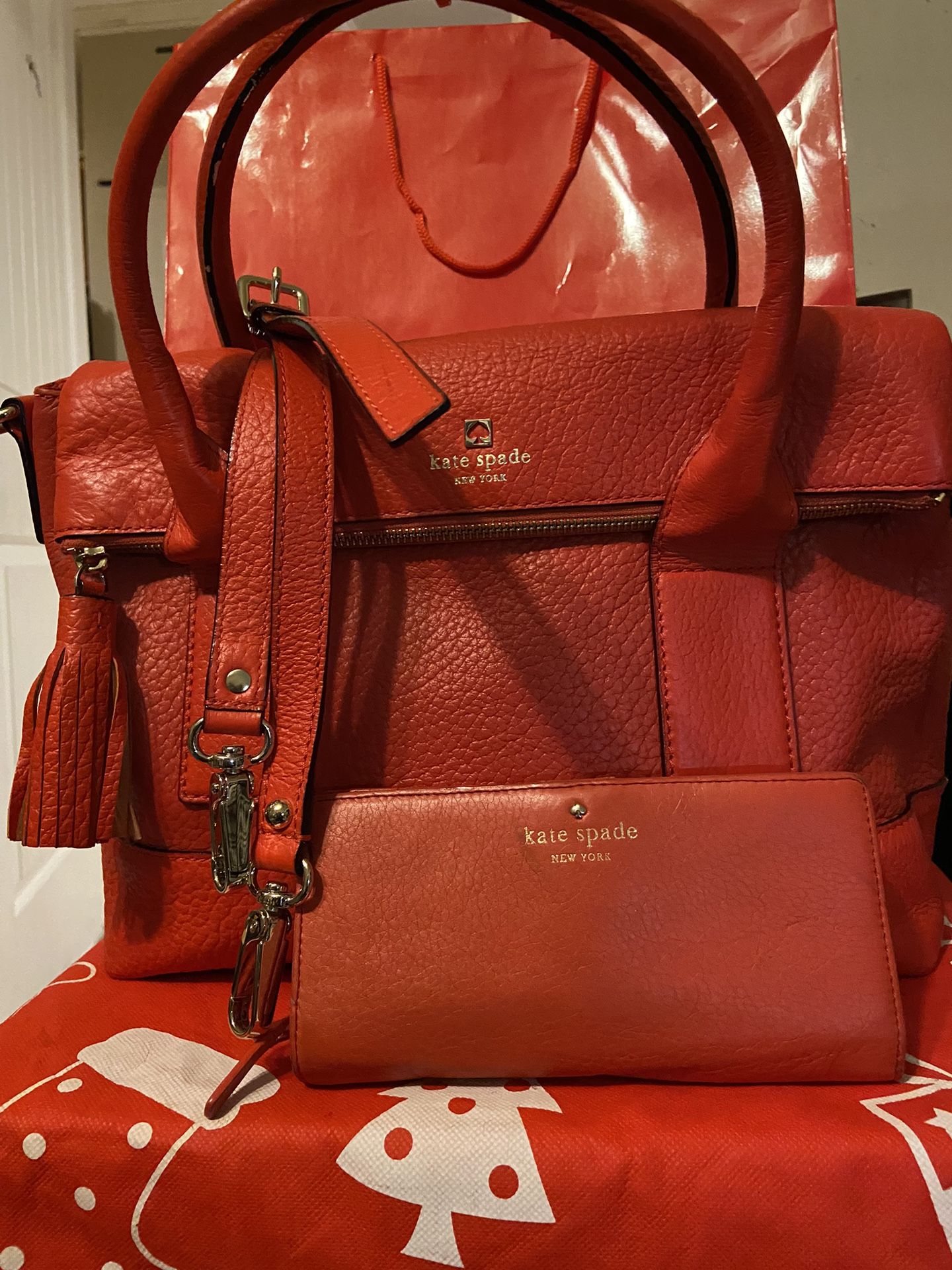 Kate Spade.   New York  Hand Bag  With Free Wallet  Authentic