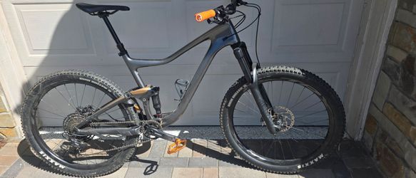 Trance Advanced Carbon frame mountain bike with upgrades