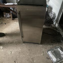 EDGESTAR ICE MAKER 