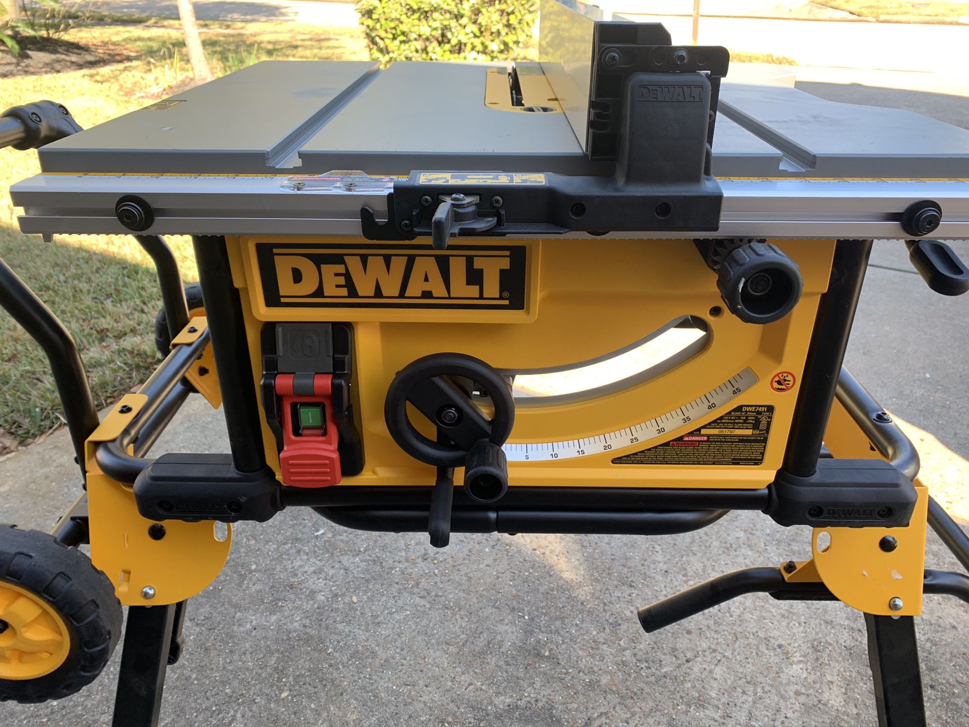 DEWALT 15-Amp Corded 10 in. Job Site Table Saw with Rolling Stand - comes as pictured - NEW