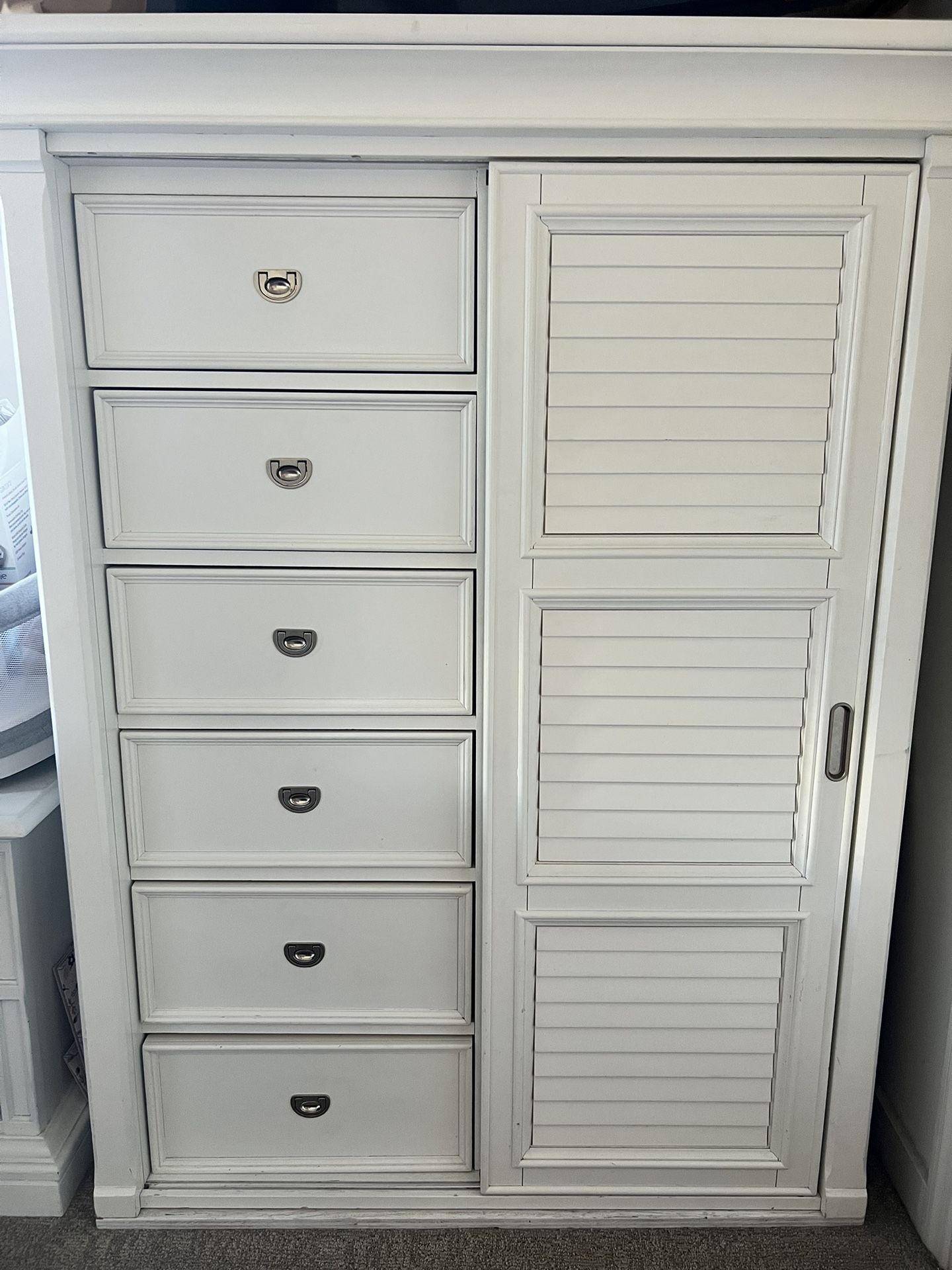Belmar White Gentleman's Chest- Dresser - ROOMS TO GO