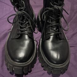 Women’s black ankle boots platform zipper on side size 38 i’m believe it’s a 7.5M i baught in London don’t have a brand