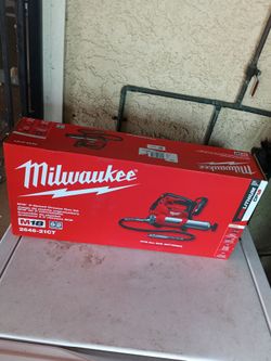 Milwaukee
M18 18V Lithium-Ion Cordless Grease Gun 2-Speed with (1) 1.5Ah Batteries, Charger, Tool Bag