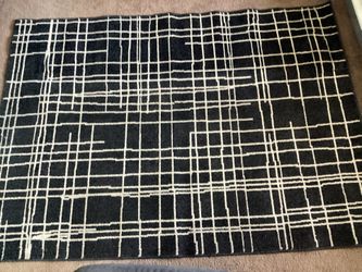 Rug - 7’ x 5’ (Black with White Lines)