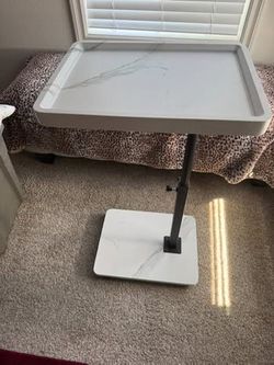 360° Swivel Bed Tray Table Height-adjustable with a tilt-lock knob.