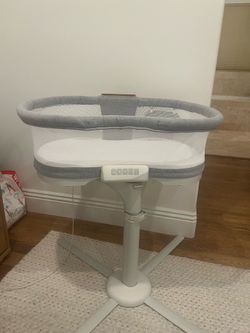 HALO BassiNest Luxe Swivel Sleeper Bassinet