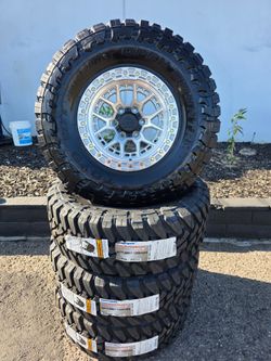17" LOCK w/ 35x12.50R17 Toyo MT Open Country