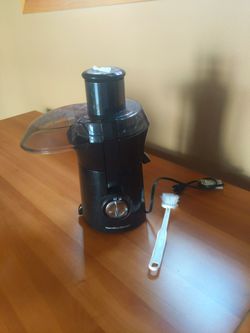 Hamilton Beach black juicer.
