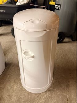 Munchkin diaper trashcan
