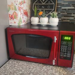 NICE RED MICROWAVE 