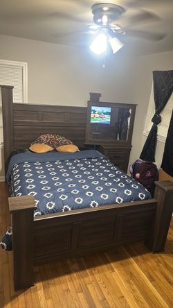 Queen Size Bedroom Set - 4 Pieces