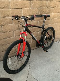 GIANT REVEL 1 MOUNTAIN BIKE W / MECHANICAL DISC BRAKES