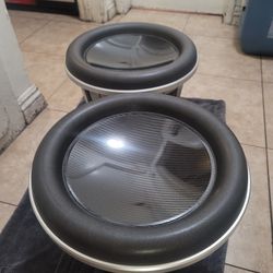 2 JL Audio 13w7 Subwoofer With Carbon Fiber Looking Dustcap