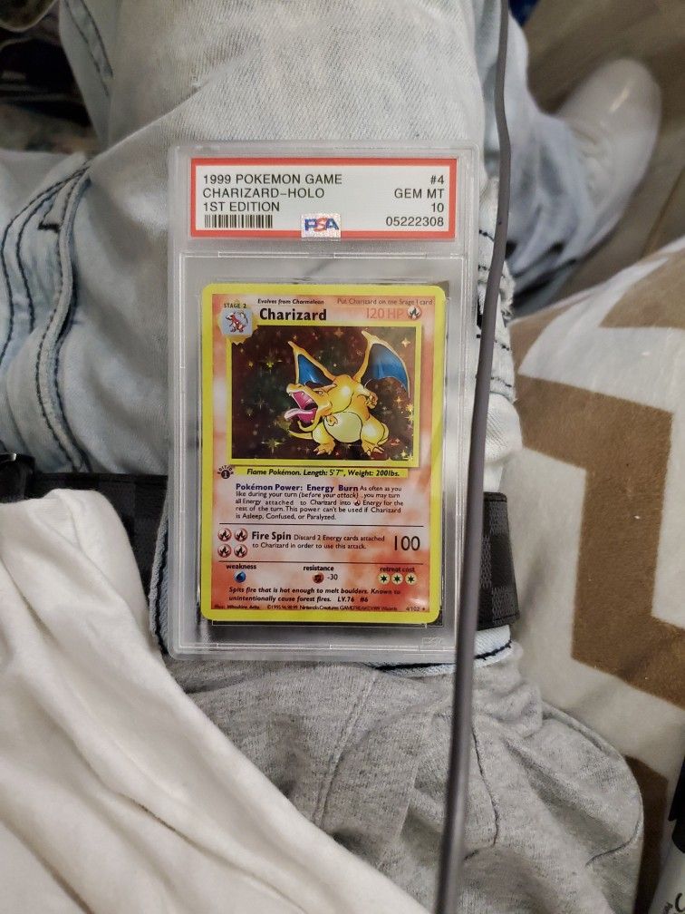 1999 1st EDITION CHARIZARD HOLO POKÉMON CARD