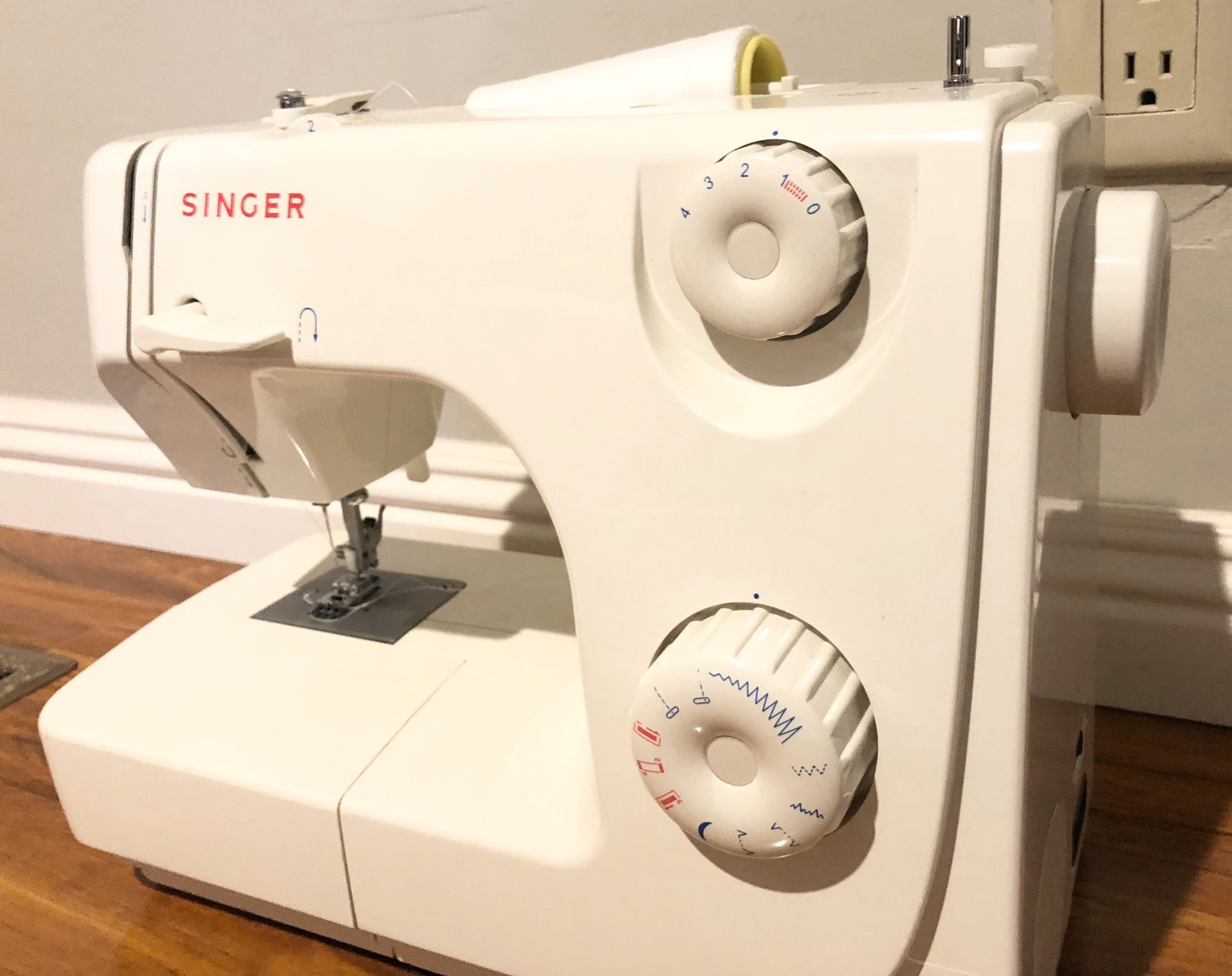 Singer Sewing Machine Model 50t8 E99670 Excellent Condition for Sale in