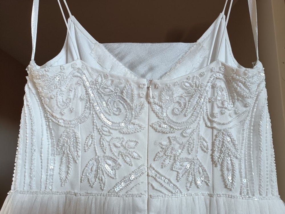 Adrianna Papell White bead embroidered dress Size 8 Ivory pleated floor length maxi

Condition is used in excellent condition

Don't miss this chance 