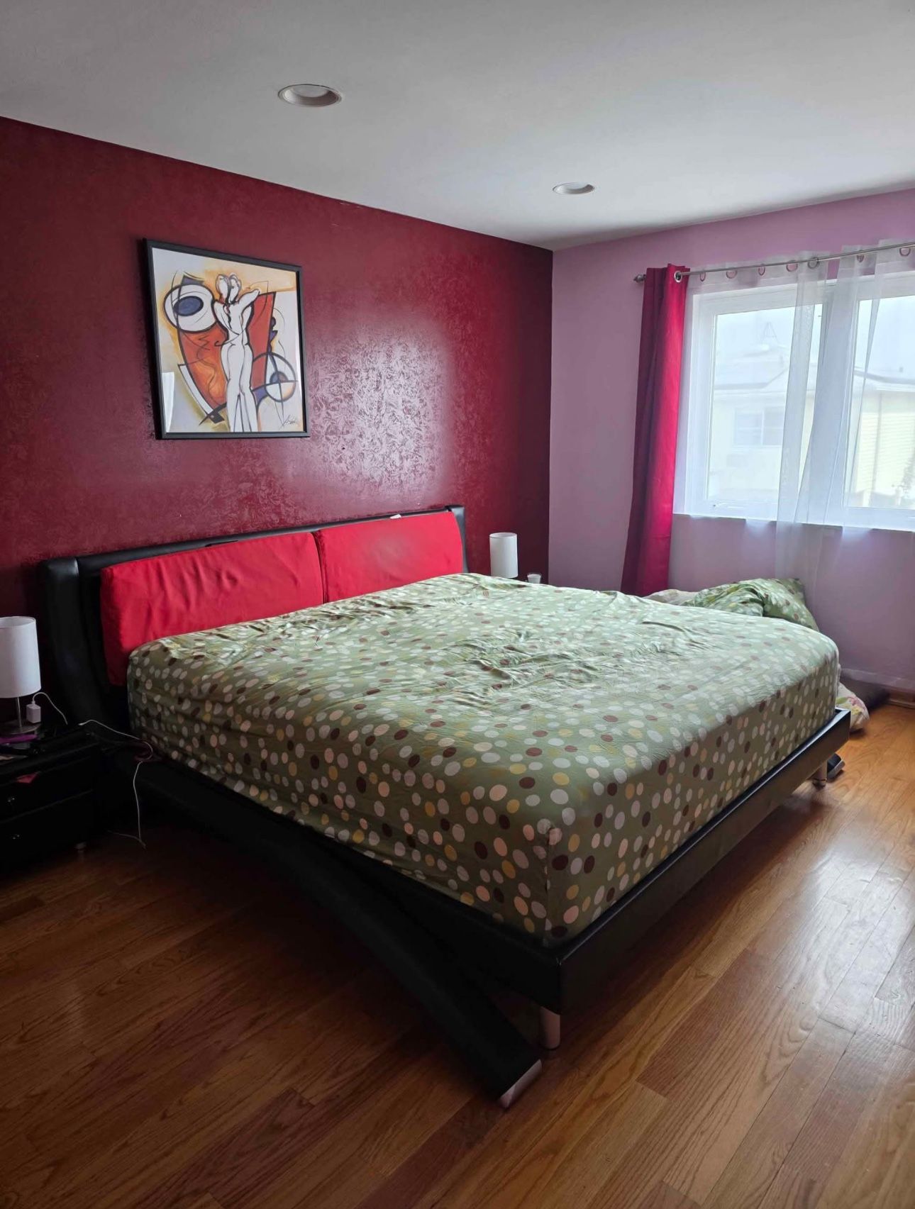 King Bedroom Set In Good Condition ( FREE DELIVERY)