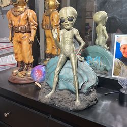 toscano Alien statue
