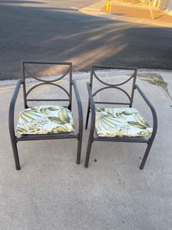 2 Patio Chairs/ 2 Sillas de Patio