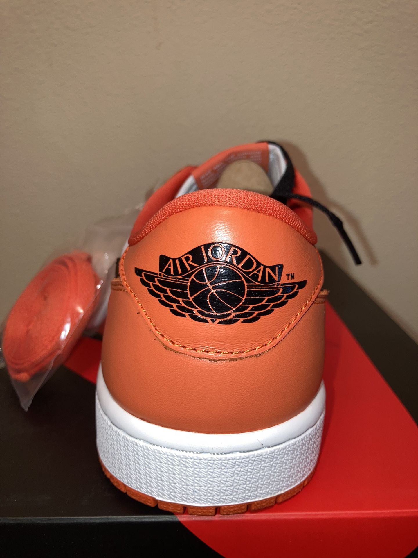 MENS JORDAN 1 LOW STARFISH  SIZE 10.5 DEAD STOCK (NO TRADES)  $230 FIRM