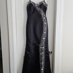 Elegant Black Evening Gown / Prom Dress – Rhinestones / Embroidered