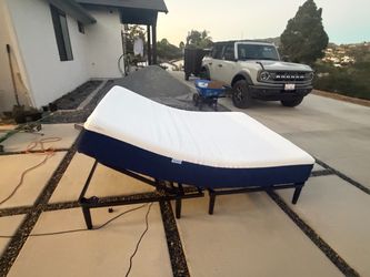 Like New Queen Sleepy’s Hybrid Mattress w Adjustable Base