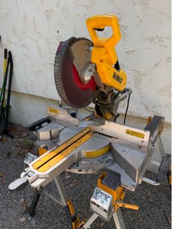 DEWALT DWS779 12” Sliding Double Bevel Compound Miter Saw