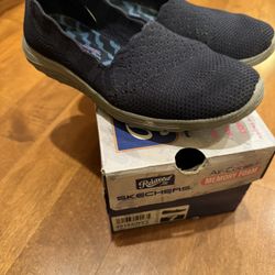Woman’s Skechers Relaxed Fit Sneakers Size 7.5 