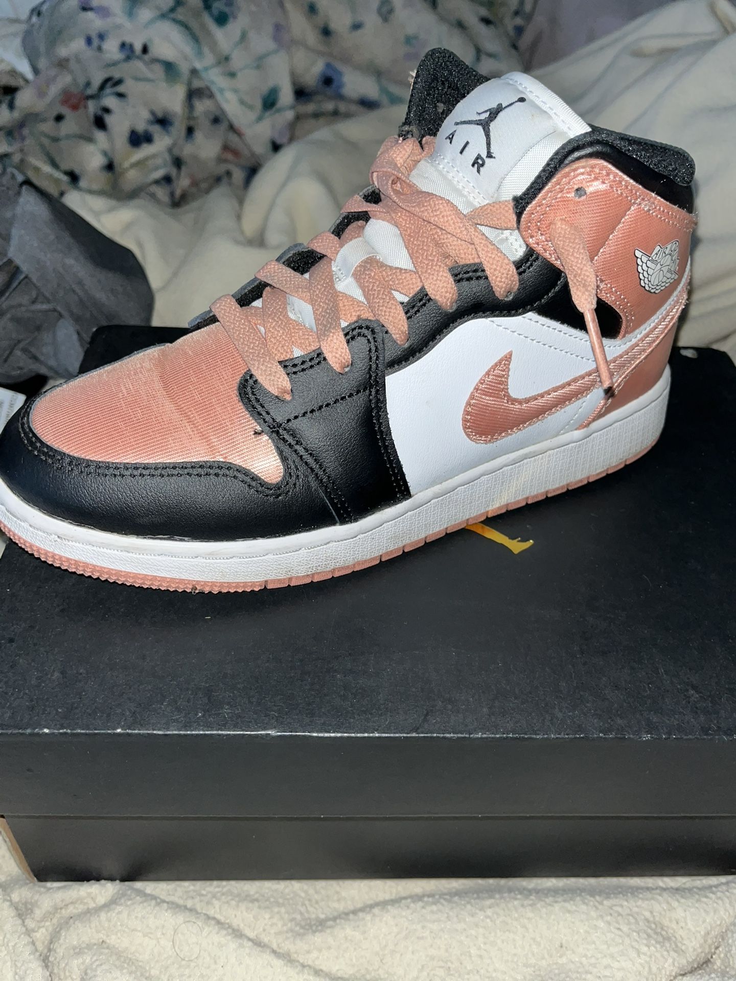 air jordan 1 mid (gs). white/lt madder root black. blanc/racine de garance pale