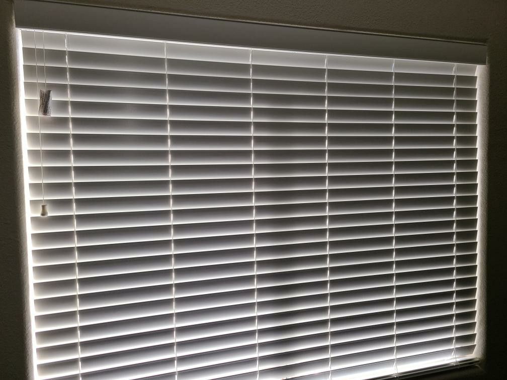 #(252) BALI FAUX WOOD STANDARD TYPE VALANCE PURE WHITE ALL HARDWARE INCLUDED SIZE W27 3/4