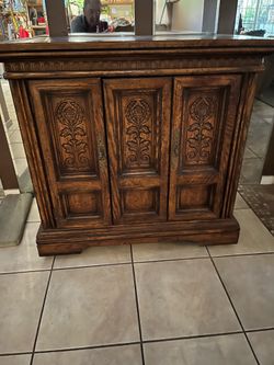 China cabinet and matching serving buffet