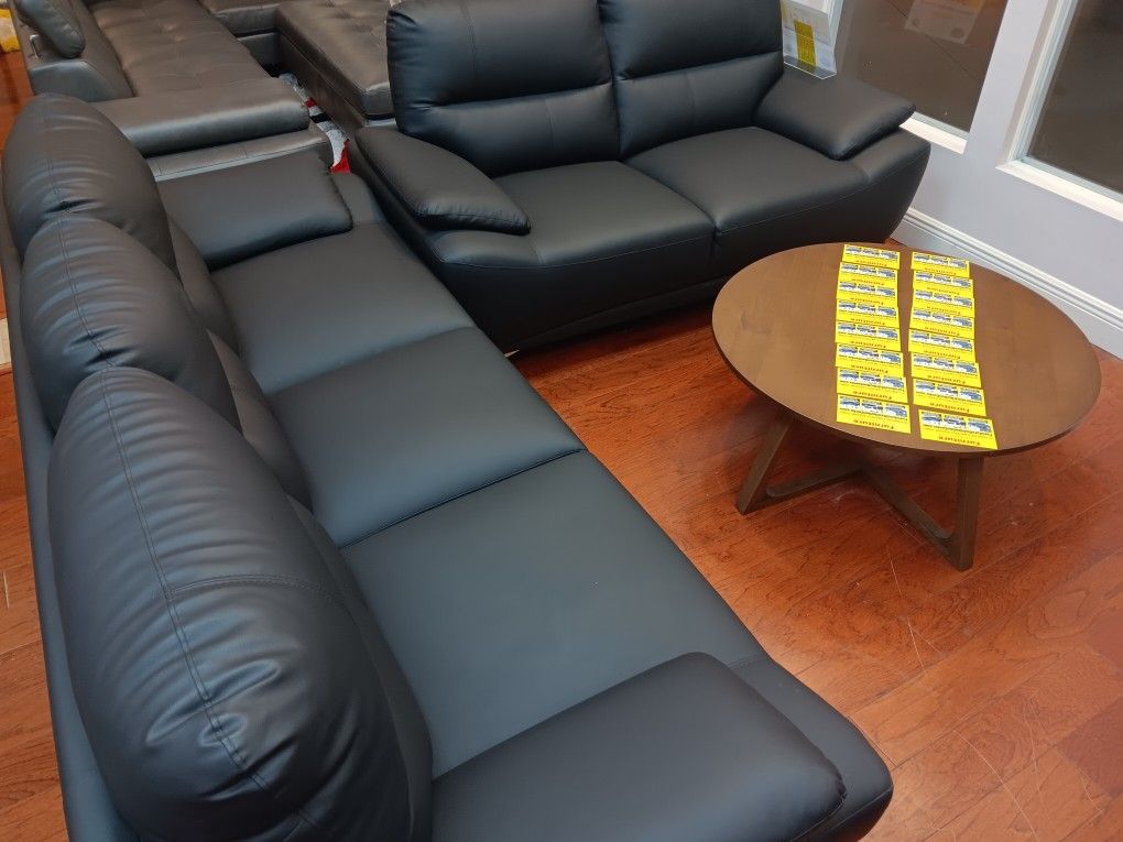 *Now Available!!!*---Fabulous Valencia Leather Sofa/Loveseat Sets---Delivery And Financing Available🫡