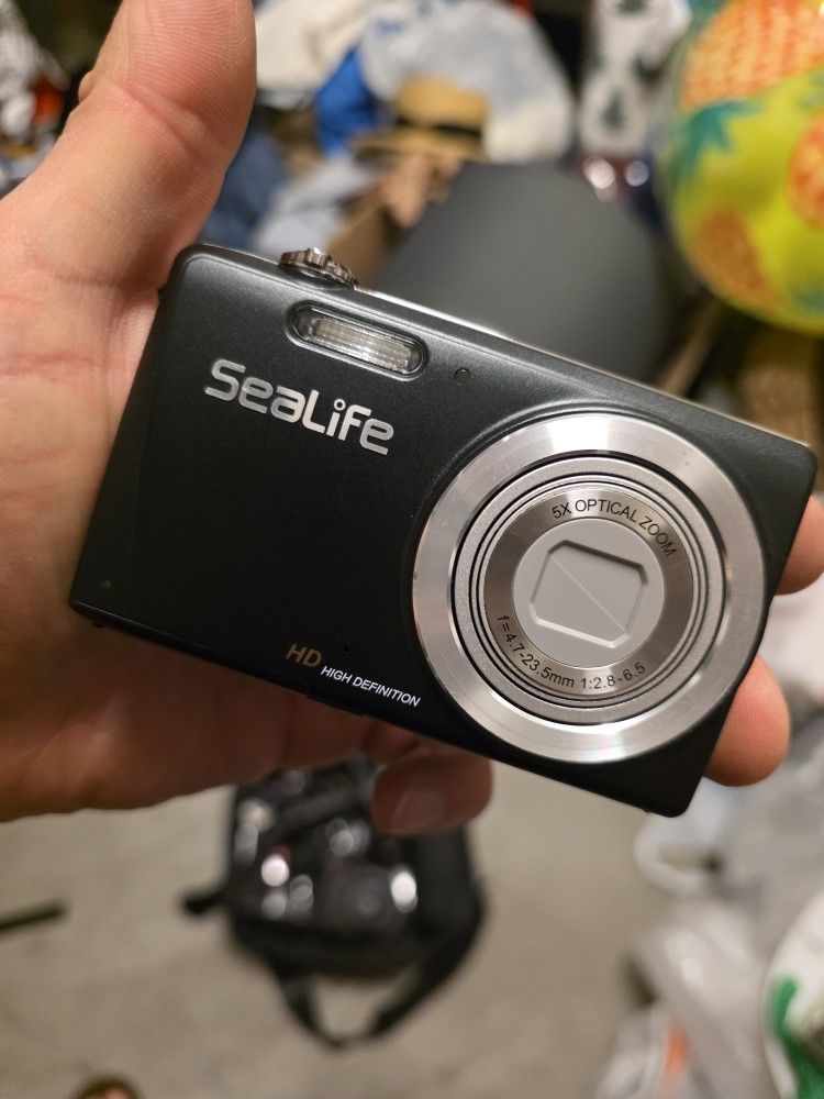 SeaLife DC1400 Underwater Camera Kit – Full Set with Light 💡