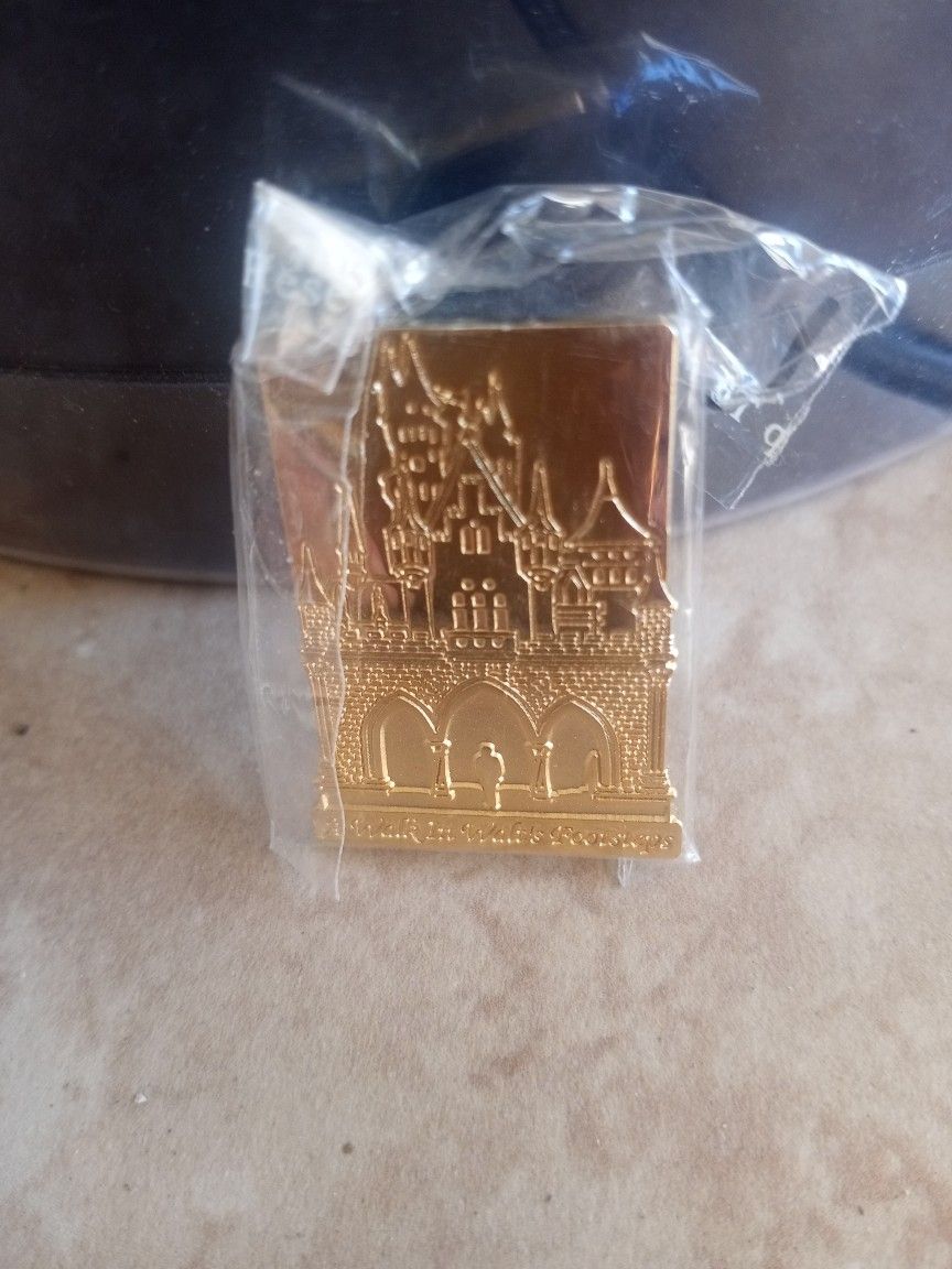 DISNEY WALK IN WALTS FOOTSTEPS PIN