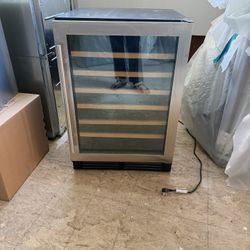 Whirlpool WUW35X24DS 24" Undercounter Wine Center with 51 Bottle Capacity Custom Temperature Control.  New