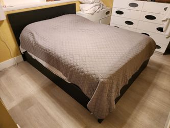 QUEEN SIZE HYDRAULIC BET LIKE NEW