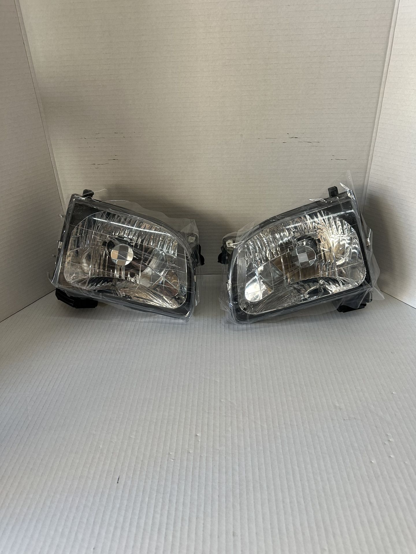 Toyota Tacoma Headlight   2001-2004